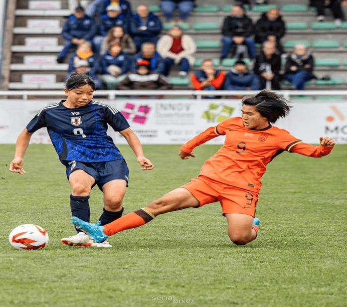 包含女足选手在足球比赛中彰显实力与技巧的词条