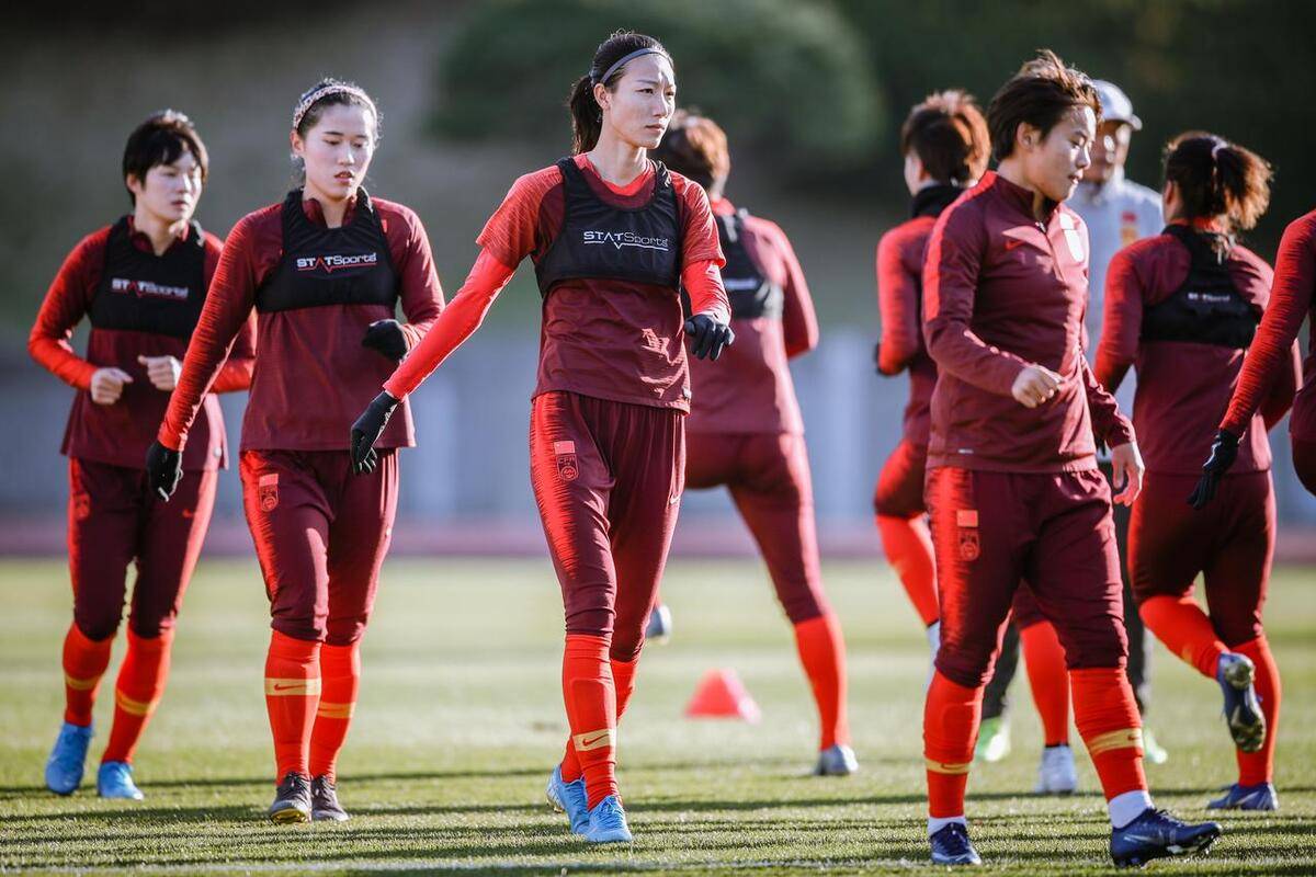 湖南省女足比赛精彩绝伦，场上激烈对抗的简单介绍