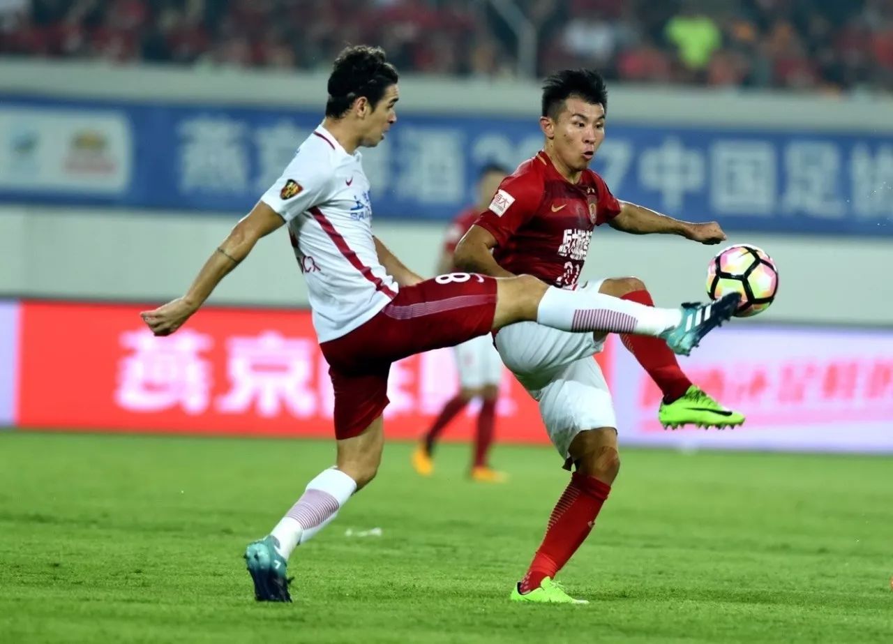 上港客场挑战恒大，全力以赴争夺胜利