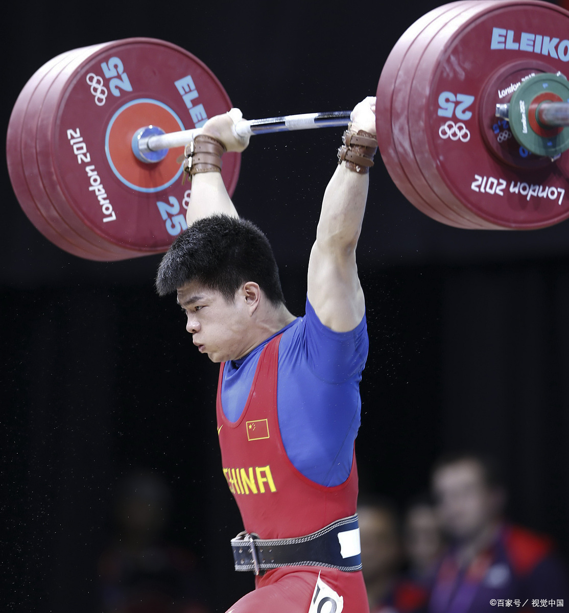 举重选手挥汗奋斗，刻苦训练取得成果的简单介绍
