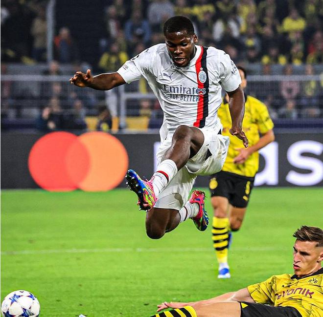 关于尤文图斯场边指挥情绪激动，AC米兰队员怒摔水瓶的信息